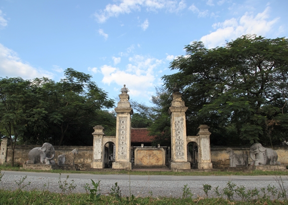 Đền thờ Nguyễn Nghiễm (Tiên Điền, Nghi Xuân, Hà Tĩnh).